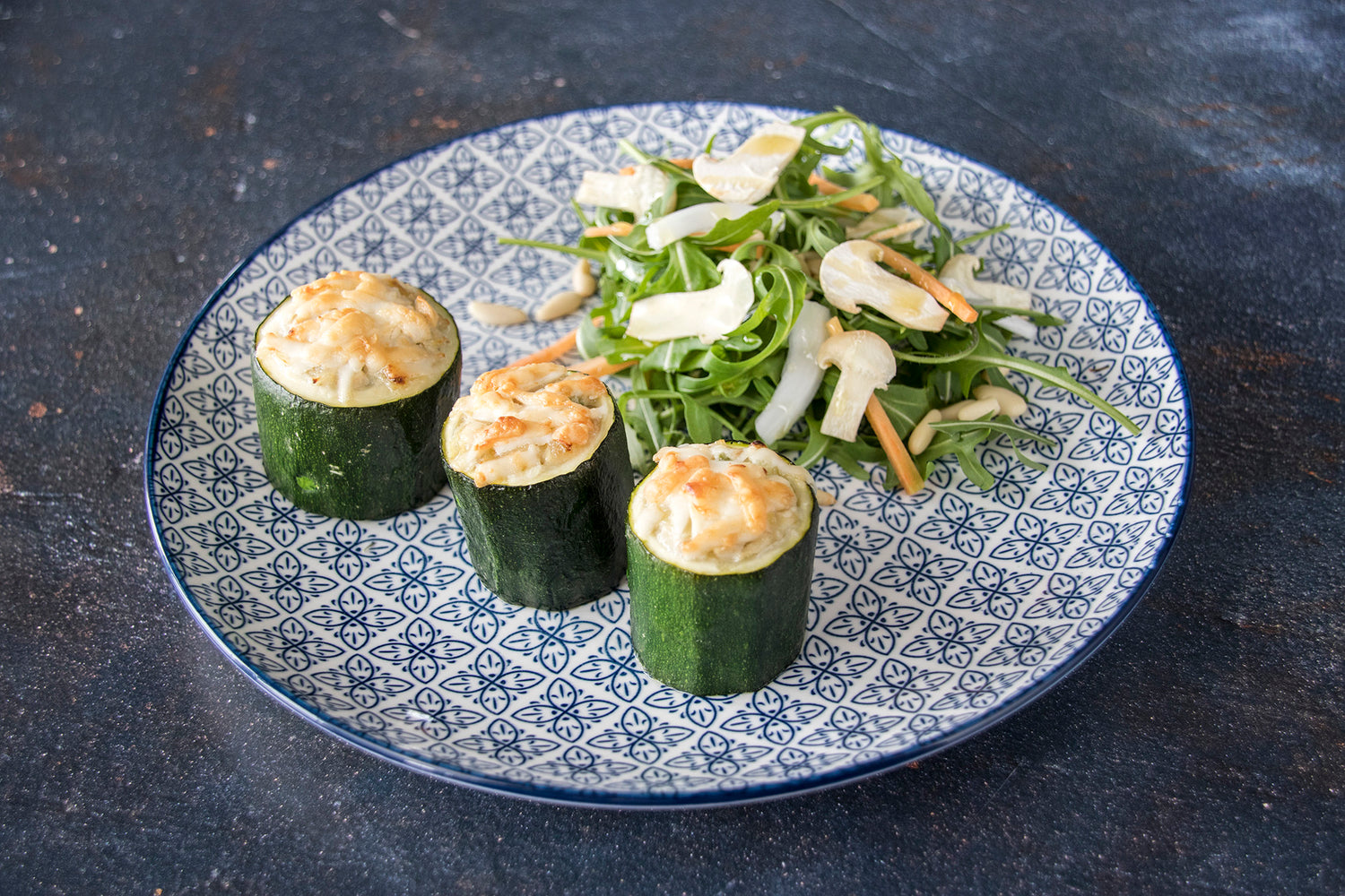 Courgette farcie aux petits légumes et aux mousserons