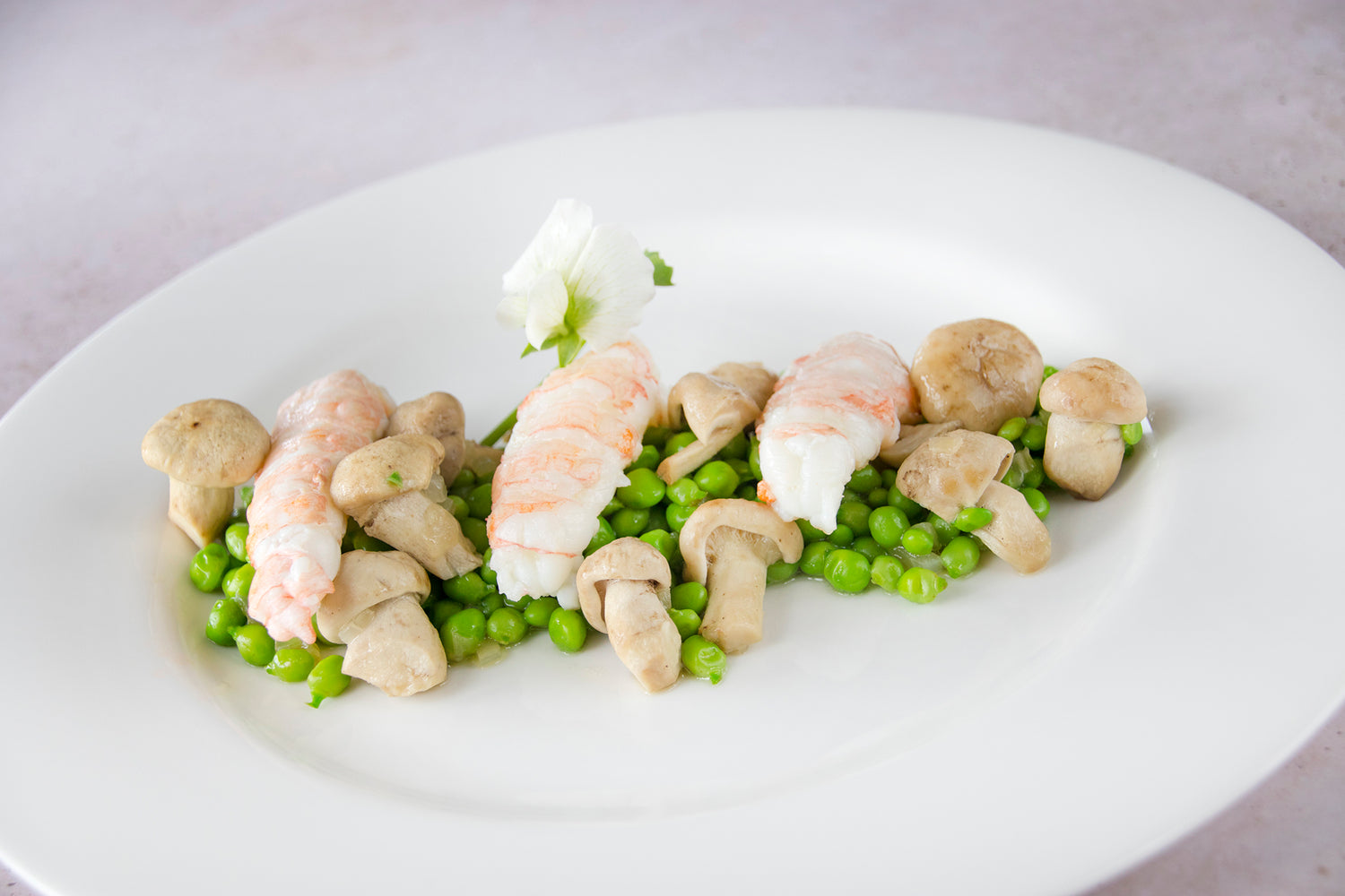 Petits pois aux mousserons et langoustines