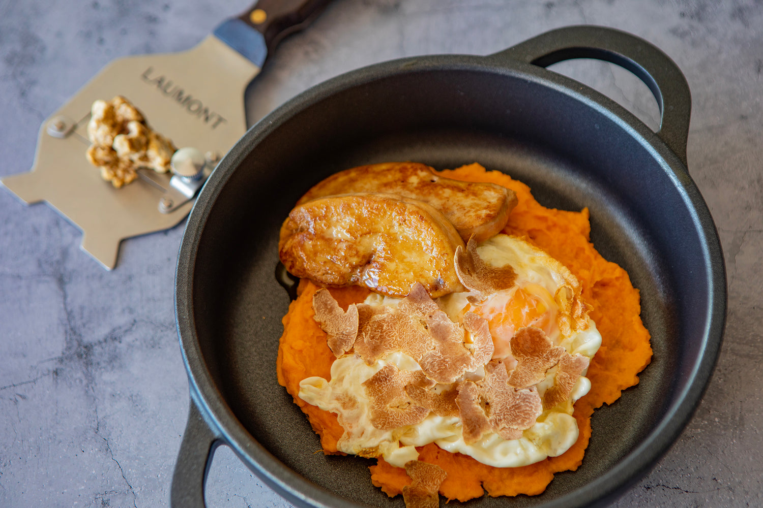 Œufs au plat avec parmentier de patates douces, foie gras et truffe blanche